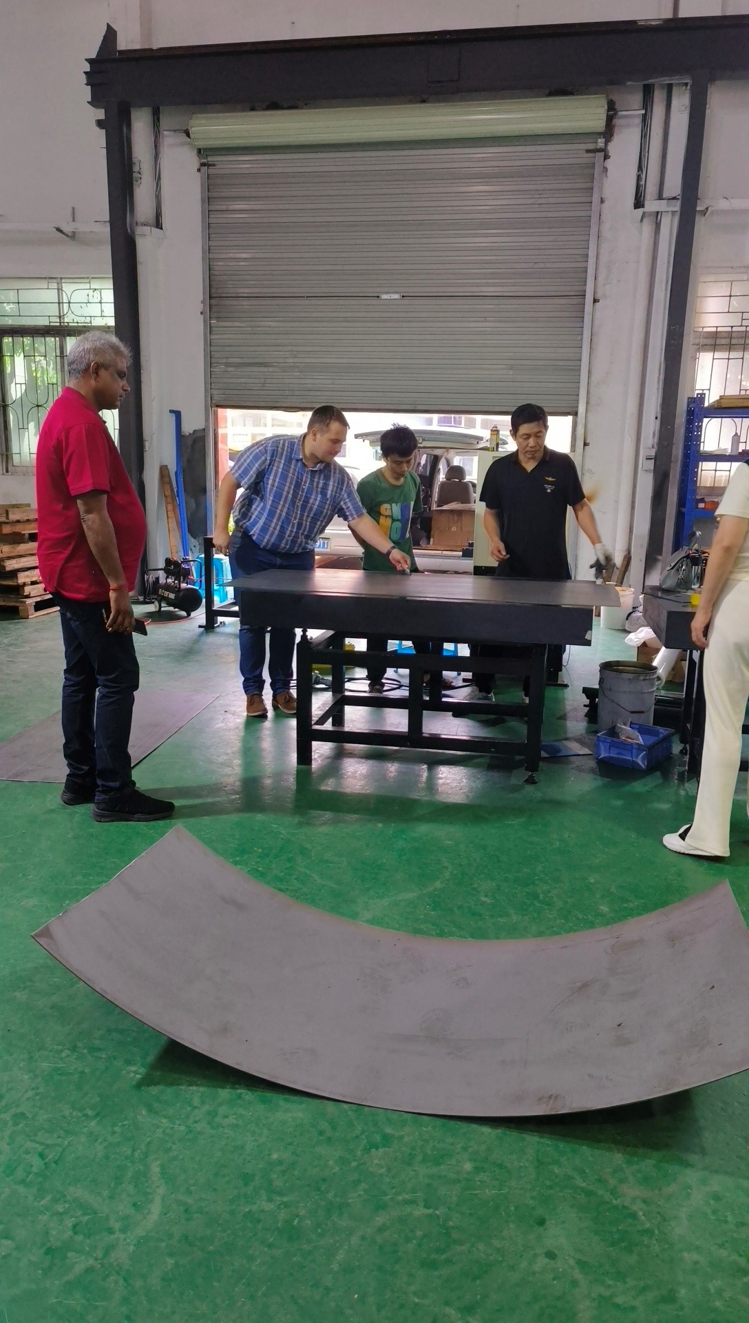 Customers come to the company to choose precision leveling machines